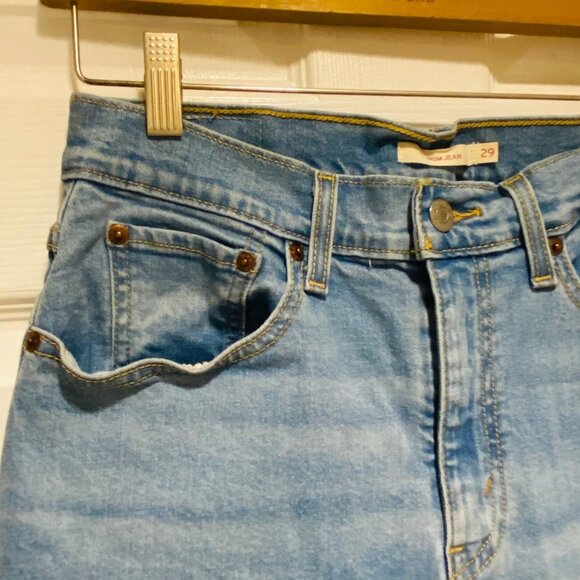 Levi's High Waist Mom Jeans Light Wash With One Blow Out Knee Women's Size 29 - Picture 3 of 5